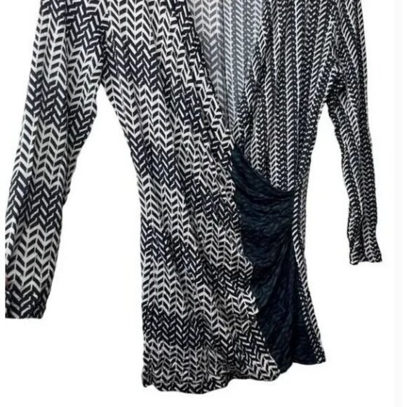 MaxMara Black & White Chevron Pattern Wrap Top Size Small - Picture 3 of 5